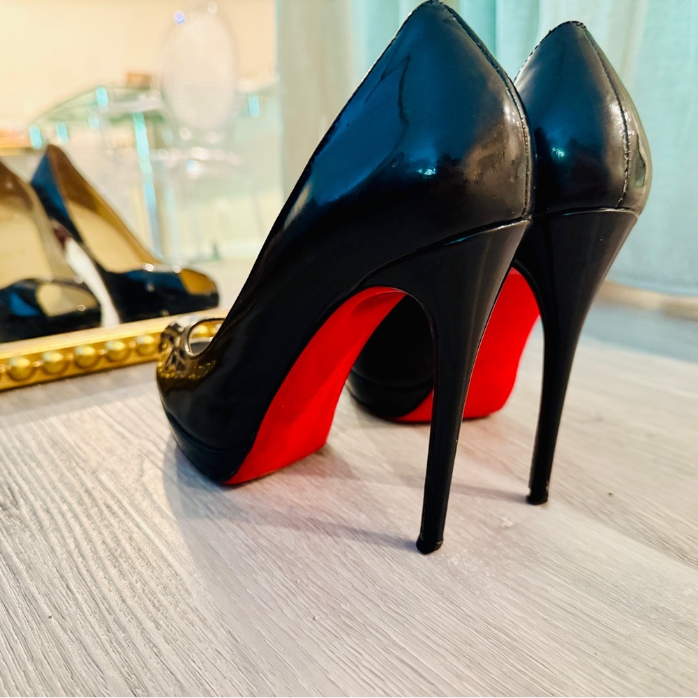 Louboutin hi hills 37